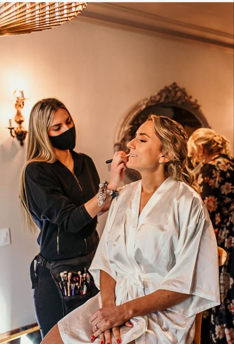 Novia recibiendo maquillaje